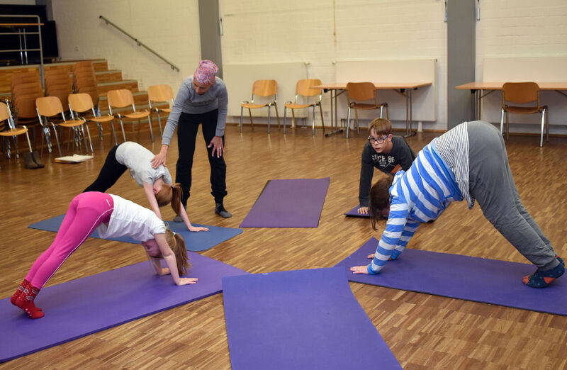 Gruppe Kinderyoga beim Training