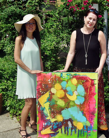 Zwei Frauen mit Bild