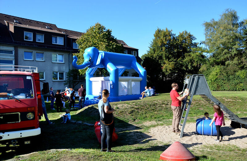Beim Spielplatzfest am Pferdebrink unterstützte auch der Essener Kinderschutzbund mit dem Spielemobil die Neu-Patin Vera Hill. Foto: AWO Essen/Grenz