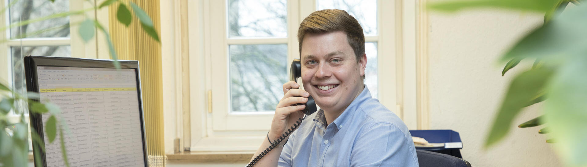 Mitarbeiter am Schreibtisch telefonierend
