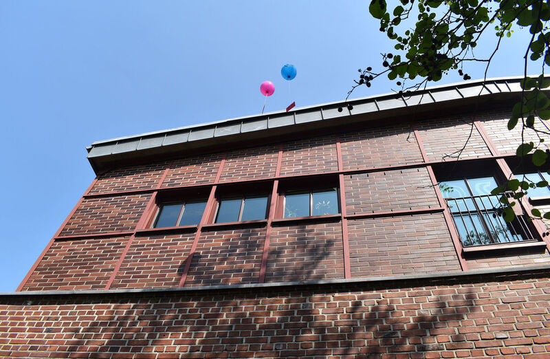 Lufballons vor der Fassade
