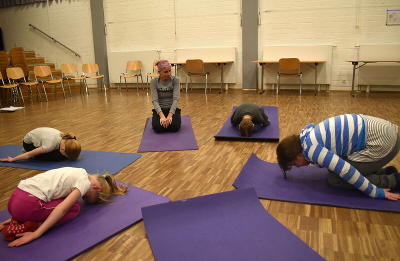 Gruppe Kinderyoga beim Training