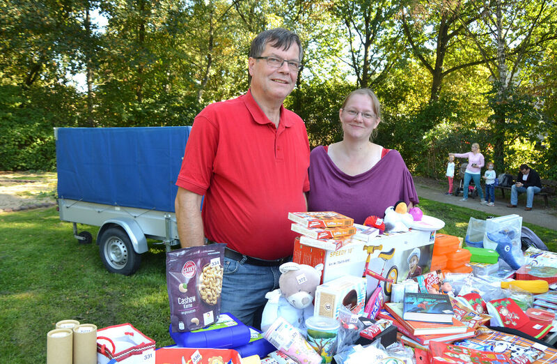 Spielplatzpatin Vera Hill bekam beim Zusammenstellen der Tombola und beim Losverkauf Hilfestellung von Thomas Osterholt, Vorsitzender im AWO-Ortsverein Altenessen und SPD-Ratsherr für Dellwig. Foto: AWO Essen/Grenz
