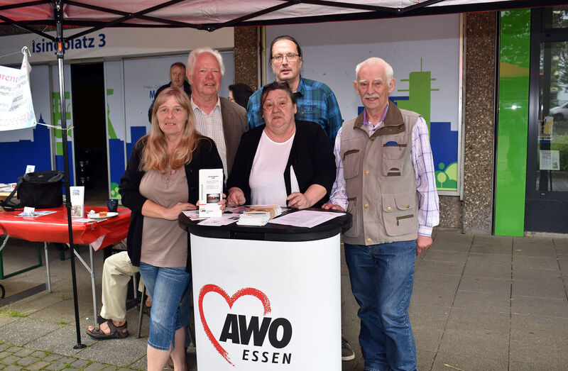 Menschen vor AWO Schild