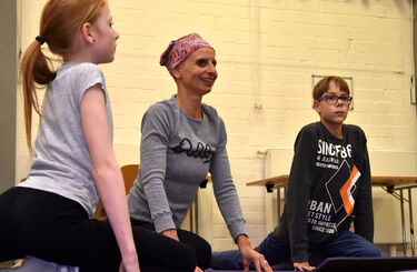 Gruppe Kinderyoga beim Training