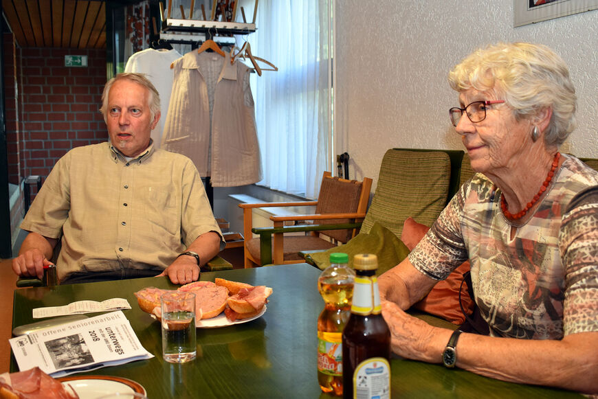 Mann und Frau sitzen am Tisch