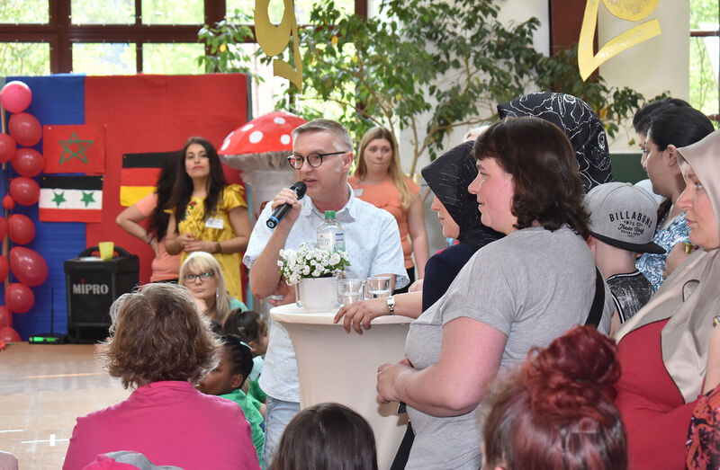 AWO Geschäftsführer Oliver Kern mit Mikrofon