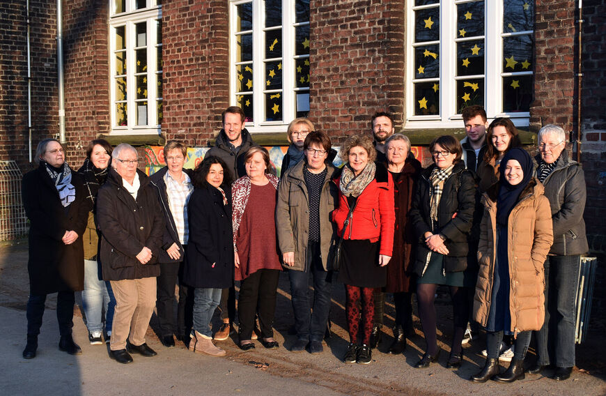 Menschengruppe auf Schulhof