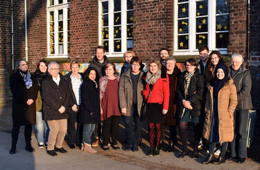 Menschengruppe auf Schulhof