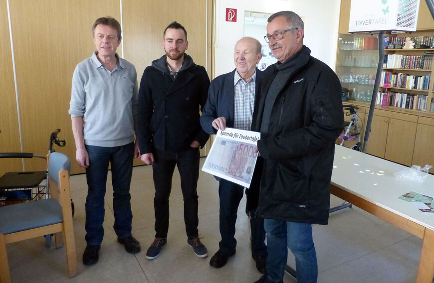 Sponsoren zeigen Scheck