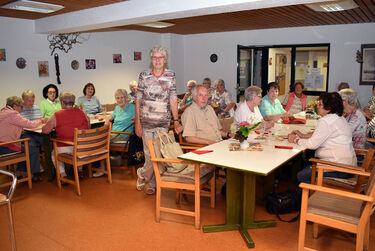 Menschengruppe im Clubraum