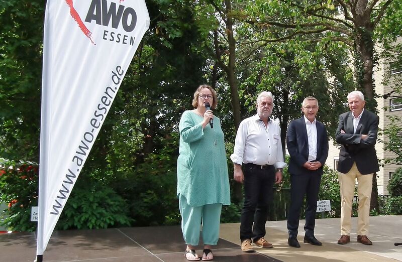Gunda Affeldt (Sozialer Dienst) und Klaus-Peter Real (Einrichtungsleitung) sowie Oliver Kern (AWO-Geschäftsführer) und Klaus Johannknecht (AWO-Vorsitzender) begrüßten die Festbesucher gemeinsam. Foto: Reinhardt/AWO Essen
